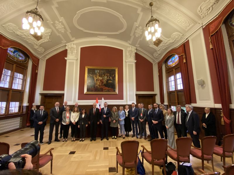 Zdjęcie grupowe osób obecnych w Sali Lubrańskiego podczas wydarzenia.